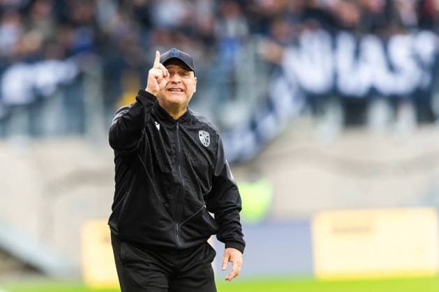 Jena , 270925, Fussball Regionalliga , FC Carl Zeiss Jena gegen Chemnitzer FC im Bild: Trainer Volkan Uluc (Jena)