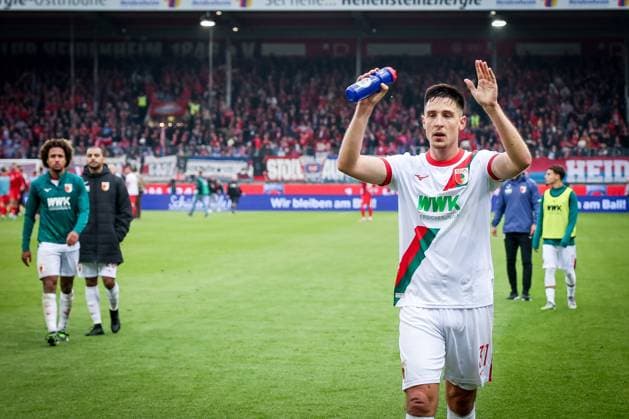 Keven Schlotterbeck 31 (FC Augsburg) enttaeuscht bei den Fans nach der Niederlage, 1. FC Heidenheim 1846 vs. FC Augsburg, DFL, Bundesliga, Saison 2025 2026, Voith Arena, Hinrunde, 5. Spieltag, 27.09.2025 DFB regulations prohibit any use of photographs as image sequences and or quasi-video Heidenheim Baden-Wuerttemberg Deutschland