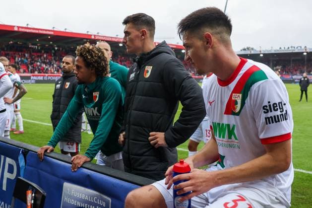 Han-Noah Massengo 4 FC Augsburg), Cedric Zesiger 16 (FC Augsburg) und Keven Schlotterbeck 31 (FC Augsburg) frustriert nach der Niederlage bei den Fans, 1. FC Heidenheim 1846 vs. FC Augsburg, DFL, Bundesliga, Saison 2025 2026, Voith Arena, Hinrunde, 5. Spieltag, 27.09.2025 DFB regulations prohibit any use of photographs as image sequences and or quasi-video Heidenheim Baden-Wuerttemberg Deutschland