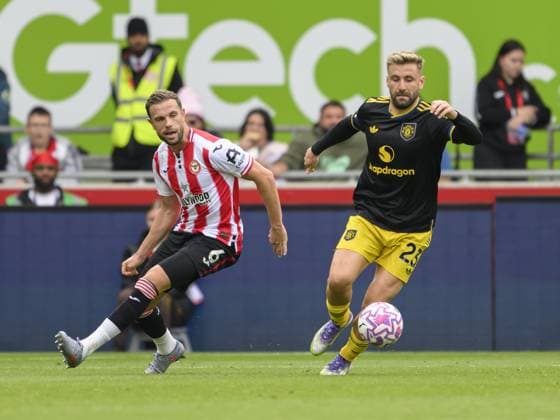 Brentford, London, England, September 27, 2025: Manchester United, ManU s Luke Shaw (right) holds off the challenge from Brentford s Jordan Henderson (left) during the Premier League match between Brentford F.C. and Manchester United F.C. at the Gtech Community Stadium in Brentford, London, England. (Photo by David Horton Sports Press Photo) Copyright: xDavidxHorton SportsxPressxPhotox Sportspressphoto_SPR33143