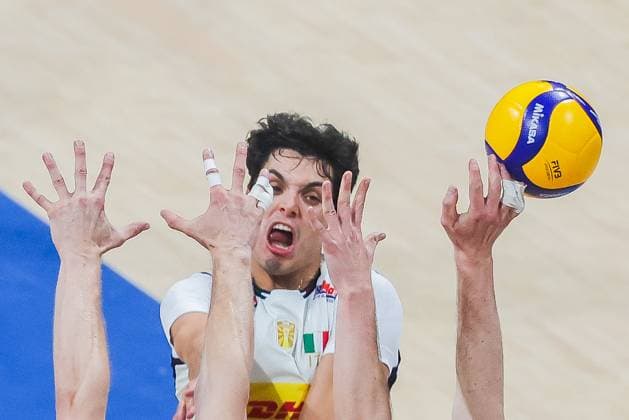 (250927) -- PASAY CITY, Sept. 27, 2025 -- Mattia Bottolo of Italy competes during the semifinal match between Italy and Poland at the FIVB Men s World Championship, WM, Weltmeisterschaft 2025 in Pasay City, the Philippines, Sept. 27, 2025. ) (SP)PHILIPPINES-PASAY CITY-VOLLEYBALL-FIVB MEN S WORLD CHAMPIONSHIP 2025-SEMIFINALS ROUELLExUMALI 