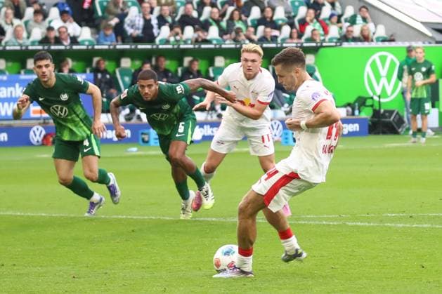 27.09.2025, xgox, Fussball 1. Bundesliga, VfL Wolfsburg - RB Leipzig emspor, v.l. Christoph Baumgartner (Leipzig, 14) verschießt Elfmeter schiesst den Ball aufs Tor, Torschuss, Schuss (DFL DFB REGULATIONS PROHIBIT ANY USE OF PHOTOGRAPHS as IMAGE SEQUENCES and or QUASI-VIDEO) Wolfsburg