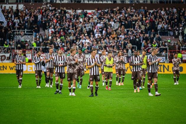 Fußball I Herren I Saison 2025-2026 I Bundesliga I 5. Spieltag I FC St. Pauli - Bayer 04 Leverkusen I 27.09.2025 FC St. Pauli bedankt sich bei den Fans. Hamburg Millerntor-Stadion Hamburg Deutschland Copyright: xLobecax xHenningxRohlfsx