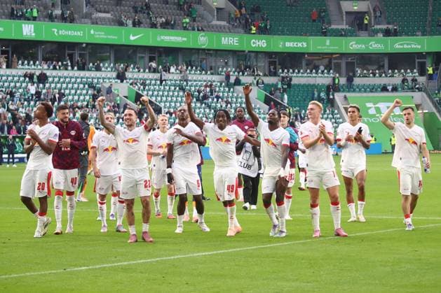 27.09.2025, xgox, Fussball 1. Bundesliga, VfL Wolfsburg - RB Leipzig emspor, v.l. Leipzig Jubel ueber den Sieg, Jubel nach Spielende (DFL DFB REGULATIONS PROHIBIT ANY USE OF PHOTOGRAPHS as IMAGE SEQUENCES and or QUASI-VIDEO) Wolfsburg