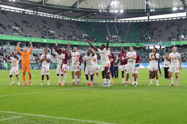27.09.2025, xgox, Fussball 1. Bundesliga, VfL Wolfsburg - RB Leipzig emspor, v.l. Leipzig Jubel ueber den Sieg, Jubel nach Spielende (DFL DFB REGULATIONS PROHIBIT ANY USE OF PHOTOGRAPHS as IMAGE SEQUENCES and or QUASI-VIDEO) Wolfsburg