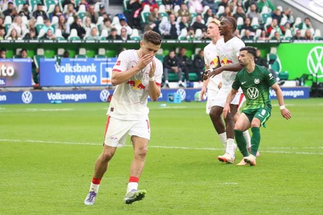 27.09.2025, xgox, Fussball 1. Bundesliga, VfL Wolfsburg - RB Leipzig emspor, v.l. Christoph Baumgartner (Leipzig, 14) enttaeuscht, enttäuscht, schaut enttaeuscht, niedergeschlagen, disappointed (DFL DFB REGULATIONS PROHIBIT ANY USE OF PHOTOGRAPHS as IMAGE SEQUENCES and or QUASI-VIDEO) Wolfsburg