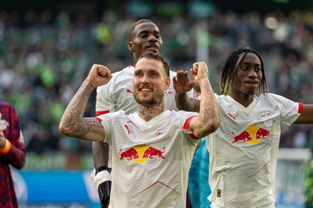 Deutschland: Fussball 1. Bundesliga, 6. Spieltag 2025 2026, VfL Wolfsburg-RB Leipzig am 27.09.2025 in Wolfsburg (Volkswagen-Arena): RB feiert den 1:0 Sieg mit den mitgereisten Fans David Raum (RB Leipzig 22), an Diomande (RB Leipzig 49) Copyright: xSvenxHeidmannx