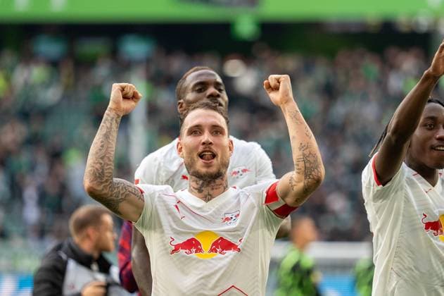 Deutschland: Fussball 1. Bundesliga, 6. Spieltag 2025 2026, VfL Wolfsburg-RB Leipzig am 27.09.2025 in Wolfsburg (Volkswagen-Arena): RB feiert den 1:0 Sieg mit den mitgereisten Fans David Raum (RB Leipzig 22), Copyright: xSvenxHeidmannx