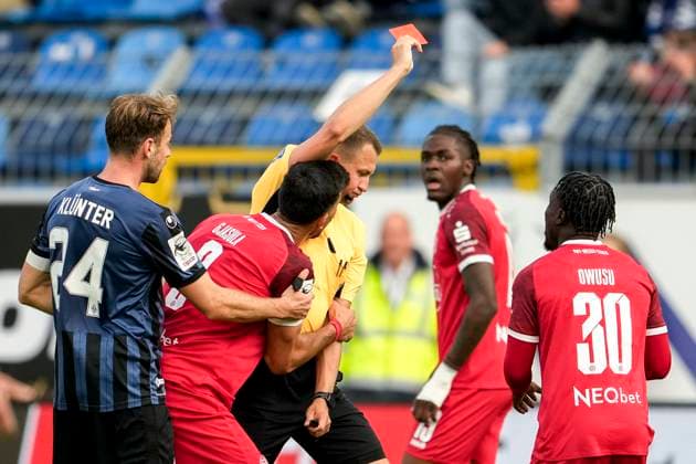 v.li.: Lukas Klünter (SVWM, 24), Rotsünder Klaus Gjasula (Essen, 8) bedrängt Florian Lechner (Schiedsrichter), Franci Bouebari (Essen, 19), Kelsey Owusu Meisel (Essen, 30), zeigt die Rote Karte, Platzverweis, Feldverweis, Hinausstellung, Highlight, red card, dismissal, sending-off, Action, Aktion, Spielszene, 27.09.2025, Mannheim (Deutschland), Fussball, 3. Liga, SV Waldhof Mannheim - Rot-Weiss Essen, DFB DFL REGULATIONS PROHIBIT ANY USE OF PHOTOGRAPHS AS IMAGE SEQUENCES AND OR QUASI-VIDEO.