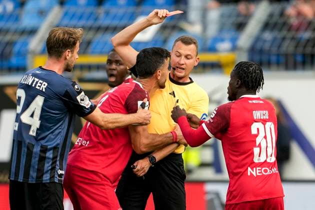 v.li.: Lukas Klünter (SVWM, 24), Rotsünder Klaus Gjasula (Essen, 8) bedrängt Florian Lechner (Schiedsrichter), Kelsey Owusu Meisel (Essen, 30), zeigt die Rote Karte, Platzverweis, Feldverweis, Hinausstellung, Highlight, red card, dismissal, sending-off, Action, Aktion, Spielszene, 27.09.2025, Mannheim (Deutschland), Fussball, 3. Liga, SV Waldhof Mannheim - Rot-Weiss Essen, DFB DFL REGULATIONS PROHIBIT ANY USE OF PHOTOGRAPHS AS IMAGE SEQUENCES AND OR QUASI-VIDEO.
