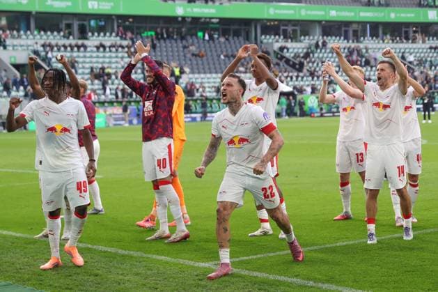 27.09.2025, xgox, Fussball 1. Bundesliga, VfL Wolfsburg - RB Leipzig emspor, v.l. Leipzig um David Raum (Leipzig, 22) Jubel ueber den Sieg, Jubel nach Spielende (DFL DFB REGULATIONS PROHIBIT ANY USE OF PHOTOGRAPHS as IMAGE SEQUENCES and or QUASI-VIDEO) Wolfsburg