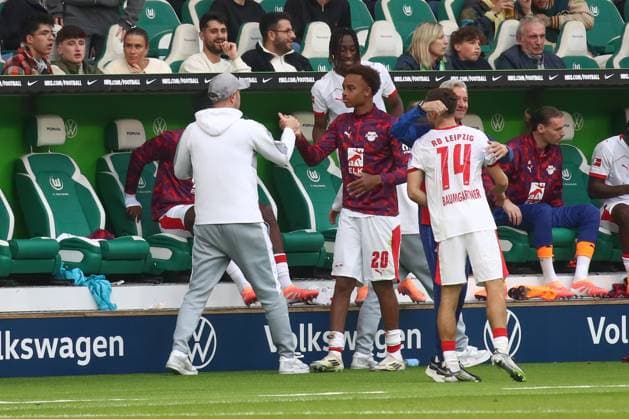 27.09.2025, xgox, Fussball 1. Bundesliga, VfL Wolfsburg - RB Leipzig emspor, v.l. Christoph Baumgartner (Leipzig, 14) wird getröstet (DFL DFB REGULATIONS PROHIBIT ANY USE OF PHOTOGRAPHS as IMAGE SEQUENCES and or QUASI-VIDEO) Wolfsburg