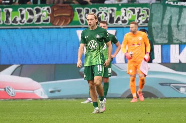 27.09.2025, xgox, Fussball 1. Bundesliga, VfL Wolfsburg - RB Leipzig emspor, v.l. Lovro Majer (Wolfsburg, 10) enttaeuscht, enttäuscht, schaut enttaeuscht, niedergeschlagen, disappointed (DFL DFB REGULATIONS PROHIBIT ANY USE OF PHOTOGRAPHS as IMAGE SEQUENCES and or QUASI-VIDEO) Wolfsburg