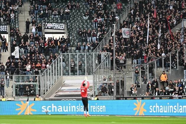 27.09.2025, xjhx, Fussball 1.Bundesliga, Borussia Moenchengladbach - Eintracht Warmup warm up Aufwärmen aufwärmen vor dem Spiel Kaua Santos (Eintracht Frankfurt) (DFL DFB REGULATIONS PROHIBIT ANY USE OF PHOTOGRAPHS as IMAGE SEQUENCES and or QUASI-VIDEO) Moenchengladbach