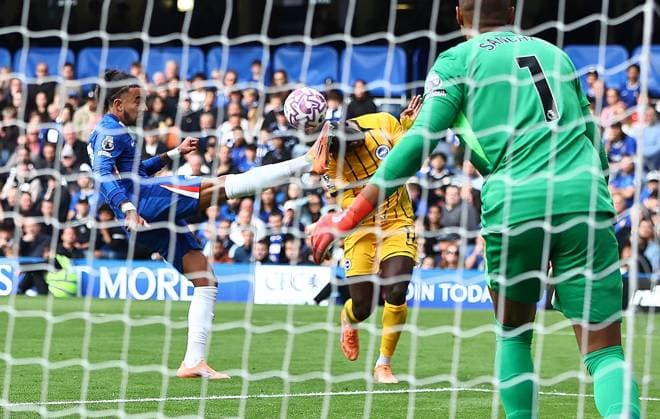Yankuba Minteh of Brighton & Hove Albion is challenges by Malo Gusto of Chelsea in penalty box but no penalty is given Chelsea v Brighton and Hove Albion, Premier League, Football, Stamford Bridge, London, UK - 27 Sep 2025London Stamford Bridge United Kingdom EDITORIAL USE ONLY No use with unauthorised audio, video, data, fixture lists, club league logos or live services. Online in-match use limited to 120 images, no video emulation. No use in betting, games or single club league player publications. Copyright: xMichaelxZemanek Shutterstockx 15503910av