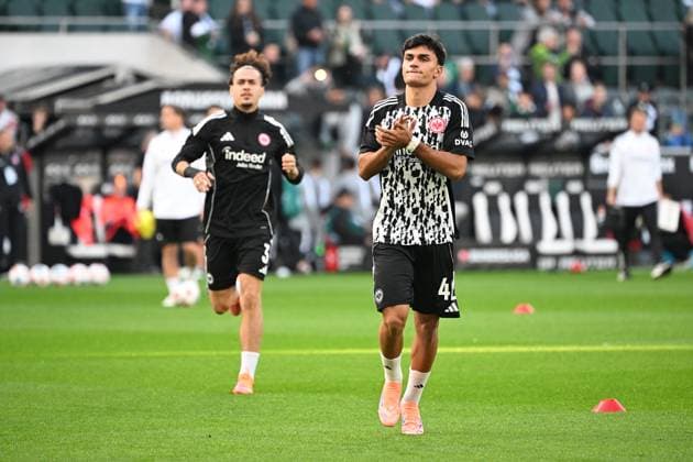 27.09.2025, xjhx, Fussball 1.Bundesliga, Borussia Moenchengladbach - Eintracht Warmup warm up Aufwärmen aufwärmen vor dem Spiel Can Uzun (Eintracht Frankfurt) (DFL DFB REGULATIONS PROHIBIT ANY USE OF PHOTOGRAPHS as IMAGE SEQUENCES and or QUASI-VIDEO) Moenchengladbach