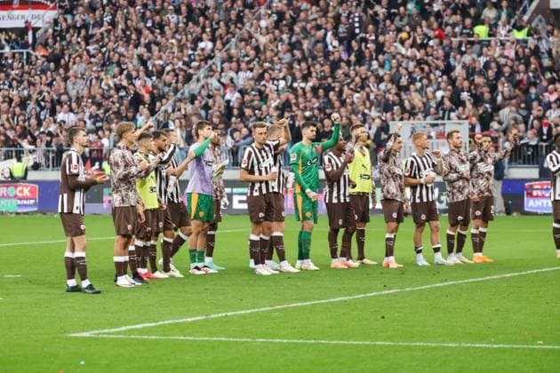 GER, Hamburg, Fussball, DFL, FC St. Pauli vs Bayer Leverkusen , im Millerntor Stadion , 27.09.2025 , v.l. FC St. Pauli bedanken sich bei den Fans DFL regulations prohibit any use of photographs as image sequences and or quasi-video. Copyright: HMBxMedia FernandoxSoares