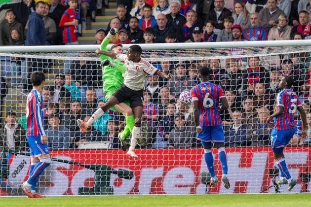 Crystal Palace v Liverpool Premier League 27 09 2025. Crystal Palace goalkeeper Dean Henderson (1) tangles with Liverpool midfielder Ryan Gravenberch (38) during the Premier League match between Crystal Palace and Liverpool at Selhurst Park, London, England on 27 September 2025. London Selhurst Park Greater London England Editorial use only DataCo restrictions apply See www.football-dataco.com , Copyright: xStephenxFlynnx PSI-22929-0059