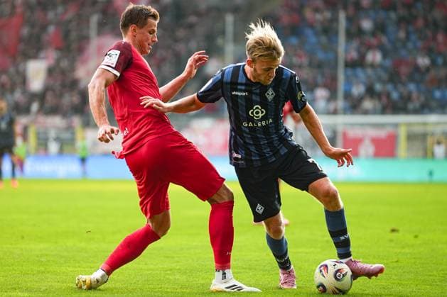 Fussball: 3. Liga, 8. Spieltag, SV Waldhof Mannheim - Rot-Weiss Essen am 27.09.2025 in Mannheim (Carl-Benz-Stadion), Deutschland, Saison 2025 2026 DFL REGULATIONS PROHIBIT ANY USE OF PHOTOGRAPHS AS IMAGE SEQUENCES AND OR QUASI VIDEO: Mit Ball Nicklas Shipnoski (07, SVWM) im Zweikampf mit Schultz, Michael (4, RWE). Mannheim Carl-Benz-Stadion Deutschland Copyright: xChristophxKinzingerx