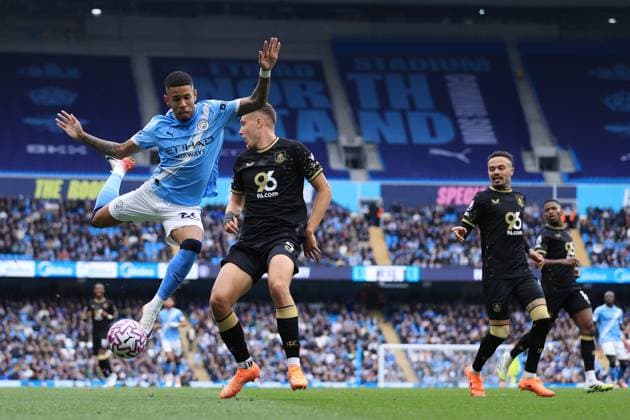 Football - Premier League - Manchester City v Burnley 27th September 2025 - Premier League - Manchester City v Burnley - Savinho of Manchester City battles with Maxime Esteve of Burnley - Photo: Simon Stacpoole Offside. Manchester UK Copyright: xSimonxStacpoolexOffside