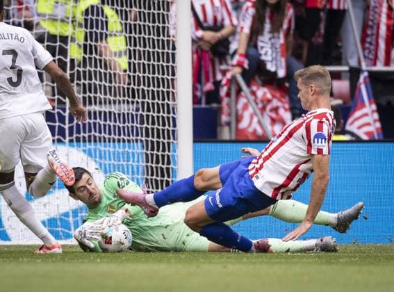 MADRID SPAIN - SEPTEMBER 27: Thibaut Courtois of Real Madrid makes save from Alexander Sørloth of Atletico Madrid during the La Liga 2025 26 League match between Atletico Madrid and Real Madrid at Riyadh Air Metropolitano on September 27, 2025 in Madrid, Spain. (Photo by Ricardo Nogueira Sports Press Photo) Copyright: xRicardoxNogueirax Sportspressphoto_SPR33188