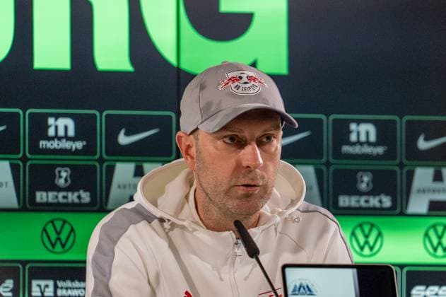 Deutschland: Fussball 1. Bundesliga, 6. Spieltag 2025 2026, VfL Wolfsburg-RB Leipzig am 27.09.2025 in Wolfsburg (Volkswagen-Arena): Ole Werner (Trainer RB Leipzig) auf der PK nach dem Spiel Copyright: xSvenxHeidmannx