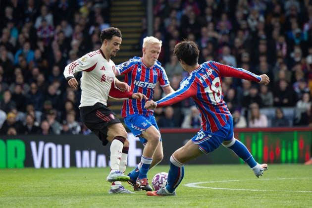 Curtis Jones of Liverpool, Will Hughes of Crystal Palace and Daichi Kamada of Crystal Palace Crystal Palace v Liverpool, Premier League, Football, Selhurst Park, London, UK - 27 Sep 2025London Selhurst Park United Kingdom EDITORIAL USE ONLY No use with unauthorised audio, video, data, fixture lists, club league logos or live services. Online in-match use limited to 120 images, no video emulation. No use in betting, games or single club league player publications. Copyright: xIanxTuttle Shutterstockx 15503911ci