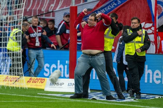 Tummult nach dem sich ein FCH Fans verletzt hat, GER, 1. FC Heidenheim vs. FC Augsburg, Fussball, Bundesliga, 5. Spieltag, Spielzeit 2025 2026, 27.09.2025, DFL DFB REGULATIONS PROHIBIT ANY USE OF PHOTOGRAPHS AS IMAGE SEQUENCES AND OR QUASI-VIDEO, GER, 1. FC Heidenheim vs. FC Augsburg, Fussball, Bundesliga, 5. Spieltag, Spielzeit 2025 2026, 27.09.2025 Heidenheim Copyright: xEibner-Pressefotox EP_EER