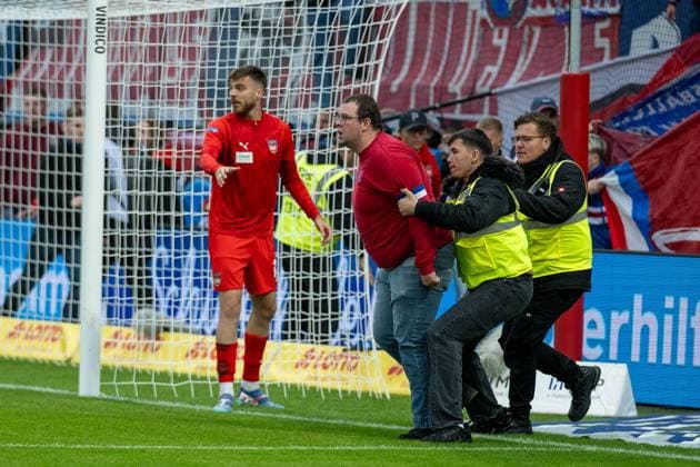 Tummult nach dem sich ein FCH Fans verletzt hat, mit Julian Niehues (FC Heidenheim, 16), GER, 1. FC Heidenheim vs. FC Augsburg, Fussball, Bundesliga, 5. Spieltag, Spielzeit 2025 2026, 27.09.2025, DFL DFB REGULATIONS PROHIBIT ANY USE OF PHOTOGRAPHS AS IMAGE SEQUENCES AND OR QUASI-VIDEO, GER, 1. FC Heidenheim vs. FC Augsburg, Fussball, Bundesliga, 5. Spieltag, Spielzeit 2025 2026, 27.09.2025 Heidenheim Copyright: xEibner-Pressefotox EP_EER