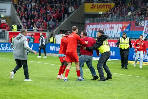 Tummult nach dem sich ein FCH Fans verletzt hat, Sirlord Conteh (FC Heidenheim, 31), Julian Niehues (FC Heidenheim, 16) mit Frank Schmidt (FC Heidenheim, Chef-Trainer) GER, 1. FC Heidenheim vs. FC Augsburg, Fussball, Bundesliga, 5. Spieltag, Spielzeit 2025 2026, 27.09.2025, DFL DFB REGULATIONS PROHIBIT ANY USE OF PHOTOGRAPHS AS IMAGE SEQUENCES AND OR QUASI-VIDEO, GER, 1. FC Heidenheim vs. FC Augsburg, Fussball, Bundesliga, 5. Spieltag, Spielzeit 2025 2026, 27.09.2025 Heidenheim Copyright: xEibner-Pressefotox EP_EER