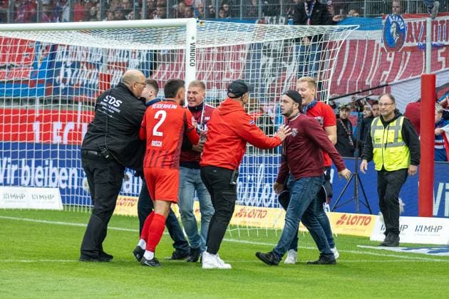 Tummult nach dem sich ein FCH Fans verletzt hat, GER, 1. FC Heidenheim vs. FC Augsburg, Fussball, Bundesliga, 5. Spieltag, Spielzeit 2025 2026, 27.09.2025, DFL DFB REGULATIONS PROHIBIT ANY USE OF PHOTOGRAPHS AS IMAGE SEQUENCES AND OR QUASI-VIDEO, GER, 1. FC Heidenheim vs. FC Augsburg, Fussball, Bundesliga, 5. Spieltag, Spielzeit 2025 2026, 27.09.2025 Heidenheim Copyright: xEibner-Pressefotox EP_EER