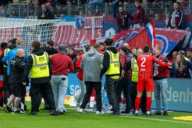 Tummult nach dem sich ein FCH Fans verletzt hat, GER, 1. FC Heidenheim vs. FC Augsburg, Fussball, Bundesliga, 5. Spieltag, Spielzeit 2025 2026, 27.09.2025, DFL DFB REGULATIONS PROHIBIT ANY USE OF PHOTOGRAPHS AS IMAGE SEQUENCES AND OR QUASI-VIDEO, GER, 1. FC Heidenheim vs. FC Augsburg, Fussball, Bundesliga, 5. Spieltag, Spielzeit 2025 2026, 27.09.2025 Heidenheim Copyright: xEibner-Pressefotox EP_EER
