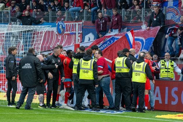 Tummult nach dem sich ein FCH Fans verletzt hat, GER, 1. FC Heidenheim vs. FC Augsburg, Fussball, Bundesliga, 5. Spieltag, Spielzeit 2025 2026, 27.09.2025, DFL DFB REGULATIONS PROHIBIT ANY USE OF PHOTOGRAPHS AS IMAGE SEQUENCES AND OR QUASI-VIDEO, GER, 1. FC Heidenheim vs. FC Augsburg, Fussball, Bundesliga, 5. Spieltag, Spielzeit 2025 2026, 27.09.2025 Heidenheim Copyright: xEibner-Pressefotox EP_EER