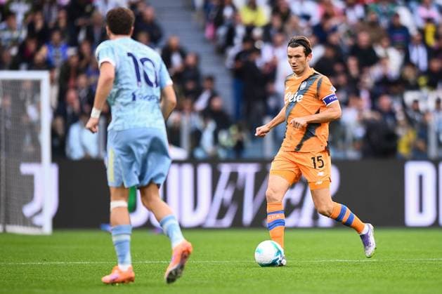 2025-09-27 Juventus FC v Atalanta BC - Serie A TURIN, ITALY - SEPTEMBER 27: Kenan Yildiz of Juventus FC, Marten de Roon of Atalanta BC during the Serie A match between Juventus FC and Atalanta BC at Allianz Stadium on September 27, 2025 in Turin, Italy. (Photo by Alberto Gandolfo BSR Agency) Turin Italy Content not available for redistribution in The Netherlands directly or indirectly through any third parties. Copyright: xBSRxAgencyx