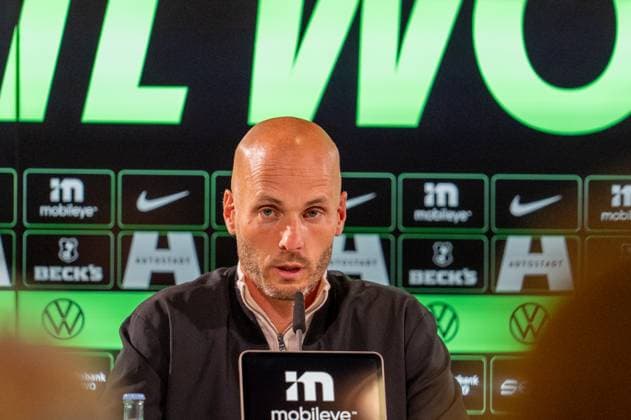 Deutschland: Fussball 1. Bundesliga, 6. Spieltag 2025 2026, VfL Wolfsburg-RB Leipzig am 27.09.2025 in Wolfsburg (Volkswagen-Arena): Paul Simonis (Trainer VfL Wolfsburg) auf der PK nach dem Spiel Copyright: xSvenxHeidmannx