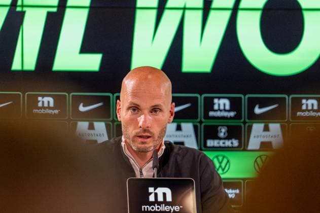 Deutschland: Fussball 1. Bundesliga, 6. Spieltag 2025 2026, VfL Wolfsburg-RB Leipzig am 27.09.2025 in Wolfsburg (Volkswagen-Arena): Paul Simonis (Trainer VfL Wolfsburg) auf der PK nach dem Spiel Copyright: xSvenxHeidmannx