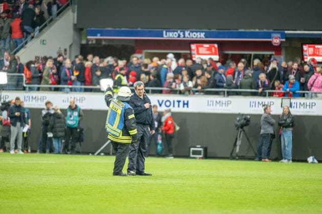 Die Feuerwehr steht auf dem Platz um den Rettungshubschrauber Christoph 22 des ADAC einzuweisen, GER, 1. FC Heidenheim vs. FC Augsburg, Fussball, Bundesliga, 5. Spieltag, Spielzeit 2025 2026, 27.09.2025, DFL DFB REGULATIONS PROHIBIT ANY USE OF PHOTOGRAPHS AS IMAGE SEQUENCES AND OR QUASI-VIDEO, GER, 1. FC Heidenheim vs. FC Augsburg, Fussball, Bundesliga, 5. Spieltag, Spielzeit 2025 2026, 27.09.2025 Heidenheim Copyright: xEibner-Pressefotox EP_EER