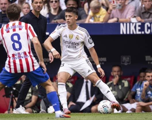 MADRID SPAIN - SEPTEMBER 27:Arda Güler of Real Madrid controls the ball during the La Liga 2025 26 League match between Atletico Madrid and Real Madrid at Riyadh Air Metropolitano on September 27, 2025 in Madrid, Spain. (Photo by Ricardo Nogueira Sports Press Photo) Copyright: xRicardoxNogueirax Sportspressphoto_SPR33196