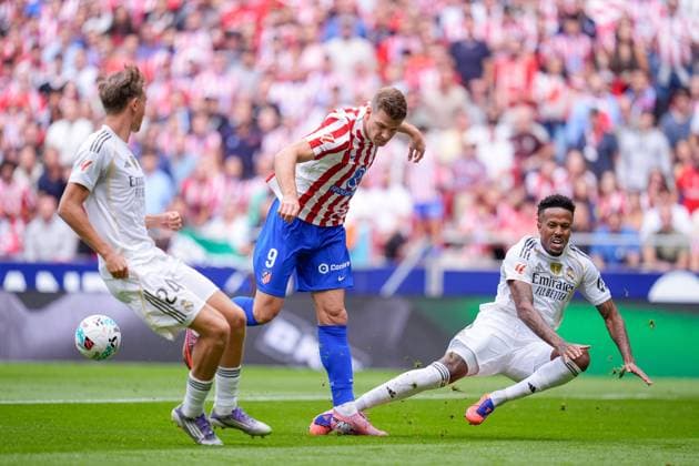 September 27, 2025, Madrid, Madrid, Spain: Eder Militao of Real Madrid CF and Alexander Sorloth of Atletico de Madrid compete for the ball during the Spanish League, LaLiga EA Sports, football match played between Atletico de Madrid and Real Madrid at Riyadh Air Metropolitano stadium on September 27, 2025, in Madrid, Spain. Madrid Spain - ZUMAa181 20250927_zaa_a181_164 Copyright: xDennisxAgyemanx
