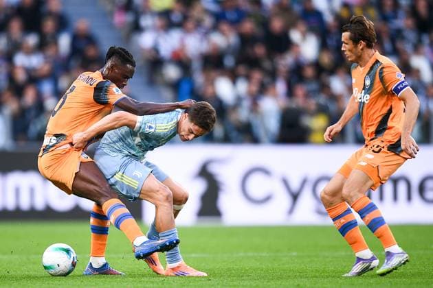 2025-09-27 Juventus FC v Atalanta BC - Serie A TURIN, ITALY - SEPTEMBER 27: Kenan Yildiz of Juventus FC battles for the ball with Odilon Kossounou of Atalanta BC and Marten de Roon of Atalanta BC during the Serie A match between Juventus FC and Atalanta BC at Allianz Stadium on September 27, 2025 in Turin, Italy. (Photo by Alberto Gandolfo BSR Agency) Turin Italy Content not available for redistribution in The Netherlands directly or indirectly through any third parties. Copyright: xBSRxAgencyx