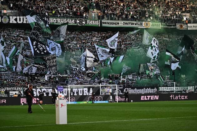 27.09.2025, xjhx, Fussball 1.Bundesliga, Borussia Moenchengladbach - Eintracht Frankfurt v.l. Borussia Mönchengladbach Fans Stimmung, Schals, Emotionen Jubel zuenden Pyrotechnik, Benglos, Rauch, Nebel, Feuerwerk (DFL DFB REGULATIONS PROHIBIT ANY USE OF PHOTOGRAPHS as IMAGE SEQUENCES and or QUASI-VIDEO) Moenchengladbach