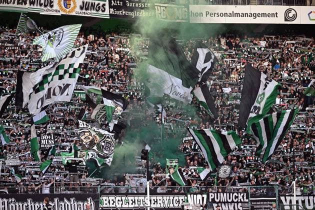 27.09.2025, xjhx, Fussball 1.Bundesliga, Borussia Moenchengladbach - Eintracht Frankfurt v.l. Borussia Mönchengladbach Fans Stimmung, Schals, Emotionen Jubel zuenden Pyrotechnik, Benglos, Rauch, Nebel, Feuerwerk (DFL DFB REGULATIONS PROHIBIT ANY USE OF PHOTOGRAPHS as IMAGE SEQUENCES and or QUASI-VIDEO) Moenchengladbach