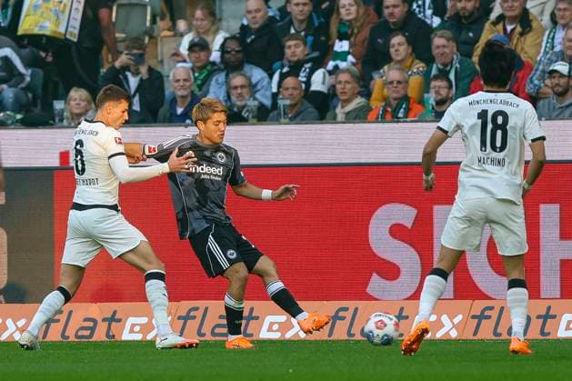 Mönchengladbach, Deutschland, 27.09.25: Yannik Engelhardt (Borussia Mönchengladbach) und Ritsu Doan (Eintracht Frankfurt) im Kampf um den Ball waehrend des Spiels der Bundesliga zwischen Borussia Mönchengladbach vs Eintracht Frankfurt im Stadion im Borussia Park Mönchengladbach Stadion im Borussia Park North Rhine-Westphalia Germany Copyright: xBrauer-Fotoagenturx xAdrianxSchlx