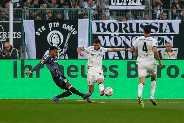 Mönchengladbach, Deutschland, 27.09.25: Ansgar Knauff (Eintracht Frankfurt) und Joseph Michael Scally (Borussia Mönchengladbach) im Kampf um den Ball waehrend des Spiels der Bundesliga zwischen Borussia Mönchengladbach vs Eintracht Frankfurt im Stadion im Borussia Park Mönchengladbach Stadion im Borussia Park North Rhine-Westphalia Germany Copyright: xBrauer-Fotoagenturx xAdrianxSchlx