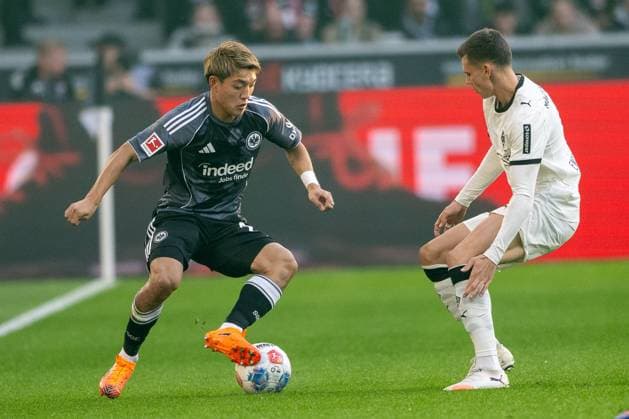 27.09.2025, Fussball: 1. Bundesliga, Saison 2025 2026, 05. Spieltag, Borussia Moenchengladbach - Eintracht Frankfurt im Borussia-Park in Moenchengladbach. Zweikampf zwischen Ritsu Doan (Eintracht Frankfurt, 20) und Yannik Engelhardt (Borussia Moenchengladbach, 06). Wichtiger Hinweis: Gemaess den Vorgaben der DFL Deutsche Fussball Liga bzw. des DFB Deutscher Fussball-Bund ist es untersagt, in dem Stadion und oder vom Spiel angefertigte Fotoaufnahmen in Form von Sequenzbildern und oder videoaehnlichen Fotostrecken zu verwerten bzw. verwerten zu lassen. Foto: Kirchner-Media Thomas Haesler Copyright: xKirchner-Media ThomasxHaeslerx