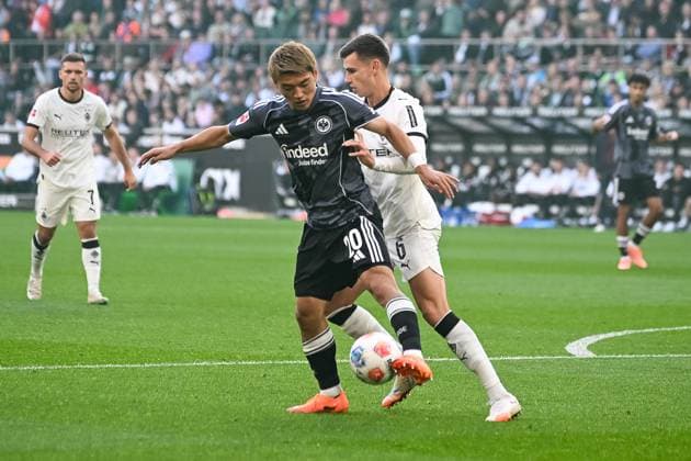 27.09.2025, Fussball: 1. Bundesliga, Saison 2025 2026, 05. Spieltag, Borussia Moenchengladbach - Eintracht Frankfurt im Borussia-Park in Moenchengladbach. Zweikampf zwischen Ritsu Doan (Eintracht Frankfurt, 20) und Yannik Engelhardt (Borussia Moenchengladbach, 06). Wichtiger Hinweis: Gemaess den Vorgaben der DFL Deutsche Fussball Liga bzw. des DFB Deutscher Fussball-Bund ist es untersagt, in dem Stadion und oder vom Spiel angefertigte Fotoaufnahmen in Form von Sequenzbildern und oder videoaehnlichen Fotostrecken zu verwerten bzw. verwerten zu lassen. Foto: Kirchner-Media Thomas Haesler Copyright: xKirchner-Media ThomasxHaeslerx