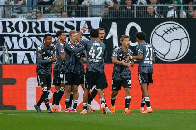 Mönchengladbach, Deutschland, 27.09.25: Robin Koch (Eintracht Frankfurt) Torjubel, jubelt mit seiner Mannschaft nach dem Treffer zum 0:1 waehrend des Spiels der Bundesliga zwischen Borussia Mönchengladbach vs Eintracht Frankfurt im Stadion im Borussia Park Mönchengladbach Stadion im Borussia Park North Rhine-Westphalia Germany Copyright: xBrauer-Fotoagenturx xAdrianxSchlx