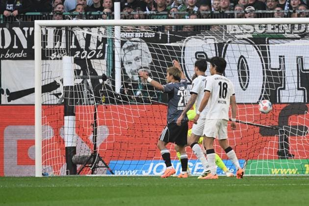 27.09.2025, xjhx, Fussball 1.Bundesliga, Borussia Moenchengladbach - Eintracht Frankfurt v.l. Ritsu Doan (Eintracht Frankfurt) und Moritz Nicolas (Borussia Mönchengladbach) beim Tor zum 0:1 (DFL DFB REGULATIONS PROHIBIT ANY USE OF PHOTOGRAPHS as IMAGE SEQUENCES and or QUASI-VIDEO) Moenchengladbach