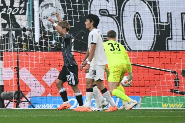 27.09.2025, xjhx, Fussball 1.Bundesliga, Borussia Moenchengladbach - Eintracht Frankfurt v.l. Ritsu Doan (Eintracht Frankfurt) und Moritz Nicolas (Borussia Mönchengladbach) beim Tor zum 0:1 (DFL DFB REGULATIONS PROHIBIT ANY USE OF PHOTOGRAPHS as IMAGE SEQUENCES and or QUASI-VIDEO) Moenchengladbach