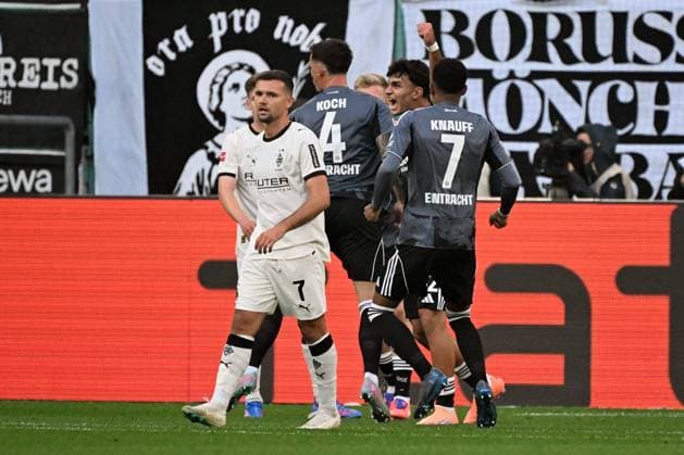 27.09.2025, xjhx, Fussball 1.Bundesliga, Borussia Moenchengladbach - Eintracht Frankfurt v.l. Torjubel nach dem Tor zum celebrating the goal celebrate 0:1 durch Robin Koch (Eintracht Frankfurt) (DFL DFB REGULATIONS PROHIBIT ANY USE OF PHOTOGRAPHS as IMAGE SEQUENCES and or QUASI-VIDEO) Moenchengladbach